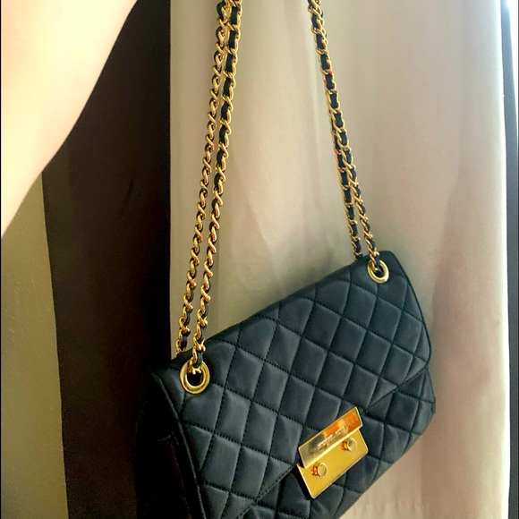 Small size purse, golden chain handle, this one is a bit more used. - Picture 2 of 3